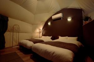a bedroom with two beds in a room at Shinon 森音 in Tateyama