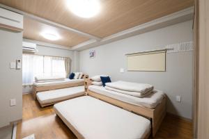 Llit o llits en una habitació de Pagi Hotel
