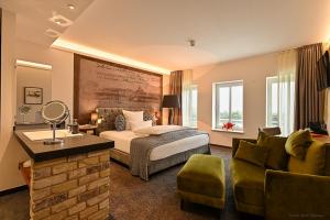 a bedroom with a bed and a living room at Höll am Main in Rüsselsheim