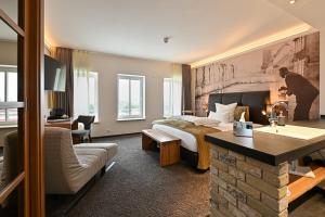 a hotel room with a bed and a bathroom at Höll am Main in Rüsselsheim
