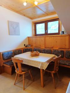 a dining room with a table and chairs at Ferienwohnung Entstrasser in Virgen