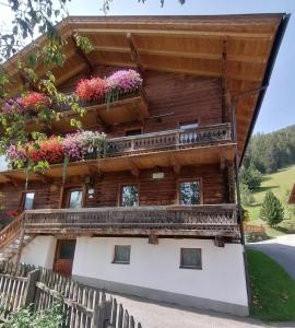 a house with flowers on the side of it at Ferienwohnung Entstrasser in Virgen