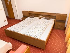 A bed or beds in a room at Haus Elisabeth