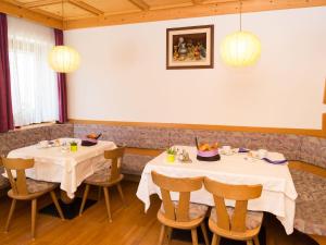 A restaurant or other place to eat at Haus Elisabeth