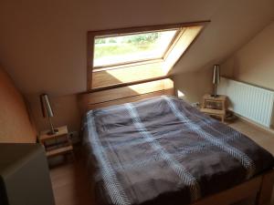 Un pat sau paturi într-o cameră la Vakantiehuis 'De Wulpenbrug'