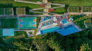 an overhead view of a house with a swimming pool at AP da FLOR Guerra in Parnamirim