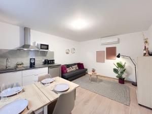 a kitchen and a dining room with a table and chairs at Studio chic proche aéroport et centre-ville in Charleroi +50 photos
