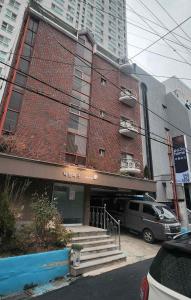 a building with a van parked in front of it at 낙원파크포도홈 in P'ungnyŏn-gol