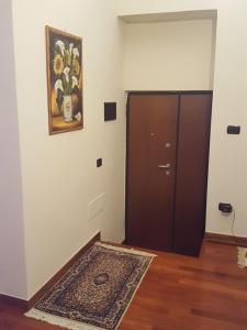 een kamer met een deur en een tapijt en een foto aan de muur bij Dimora di Mara in Santeramo in Colle
