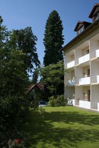 un gran edificio de apartamentos con un gran patio en Parkhotel Lindau, en Lindau