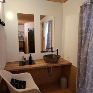 a bathroom with a bowl sink and a mirror at Relax-Apartment mit Sauna in Klagenfurt +13 photos