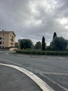 an empty road with a curve in the road at Granaretto 27 in Palidoro