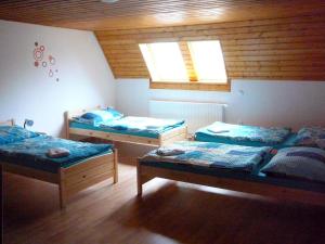 Un pat sau paturi într-o cameră la Ubytování nad Bisonem