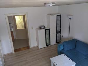 a living room with a blue couch and a mirror at Ferienwohnung am Park in Greiz