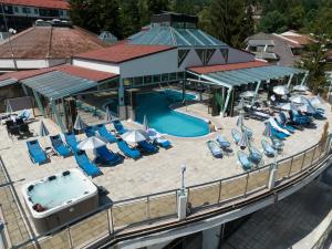 an overhead view of a pool with chairs and umbrellas at Hotel Radan Prolom Banja in Prolomska Banja