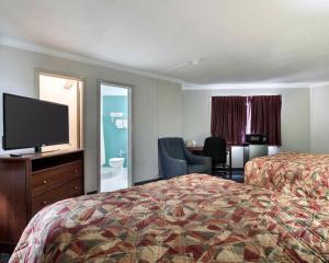 Posteľ alebo postele v izbe v ubytovaní Rodeway Inn Syracuse
