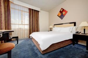 The Parktonian All Suite Hotel客房内的一张或多张床位