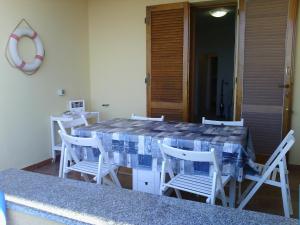 トリニタ・ダグルトゥにあるFelicitàの青と白のテーブルと椅子が備わるパティオ