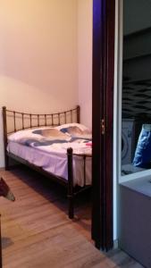 1 dormitorio con 1 cama con sábanas moradas en Apartment on Tabukashvili Street, en Tiflis