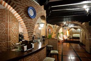 un bar con reloj en una pared de ladrillo en Hotel Doña Teresa, en La Alberca