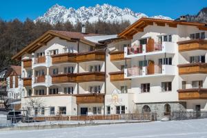 Nespecifikovaný výhled na hory nebo výhled na hory při pohledu z hotelu