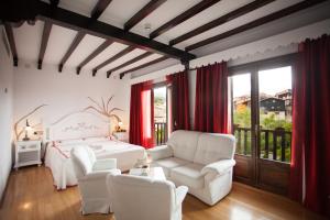 1 dormitorio con cama blanca y cortinas rojas en Hotel Doña Teresa, en La Alberca