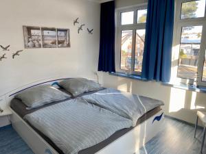 a bedroom with a bed with birds on the wall at Kieferneck Ferienwohnung Hedi in Karlshagen +20 photos