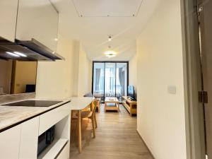 a kitchen and dining room with a table and chairs at Fynn Bangkok Asoke Condo in Bangkok