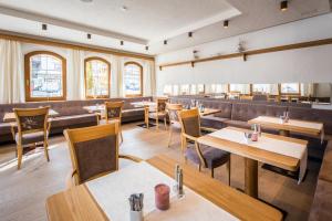 Reštaurácia alebo iné gastronomické zariadenie v ubytovaní Appartementhaus Alpenrose