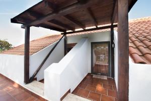 een huis met een trap en een dak bij La Casa del Fotografo in Mortelle