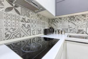 a kitchen with a stove and a sink at Floriana Cozy Haven in Il-Furjana