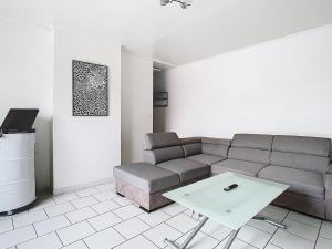 a living room with a couch and a table at Le refuge de Gavrelle - Maison 6 lits, Wifi in Gavrelle