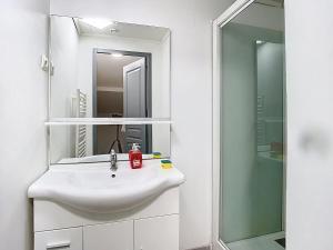 a white bathroom with a sink and a shower at Le jardin de Gavrelle, Maison 4 lits, Wifi, jardin in Gavrelle +2 photos