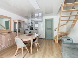 a kitchen and dining room with a table and chairs at Le jardin de Gavrelle, Maison 4 lits, Wifi, jardin in Gavrelle