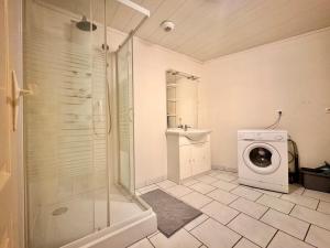 a bathroom with a shower and a washing machine at Le logis de Gavrelle, maison 4 lits, Wifi in Gavrelle