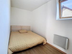 a small bedroom with a bed and a window at Le logis de Gavrelle, maison 4 lits, Wifi in Gavrelle