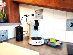 a blender sitting on a counter in a kitchen at Le studio du centre in Gap