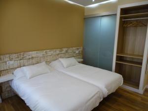 Urban Burgos tesisinde bir odada yatak veya yataklar