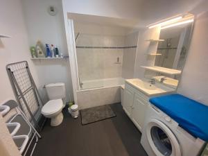 a bathroom with a toilet sink and a washing machine at L'Héloïse, studio à Arras en résidence sécurisée in Arras