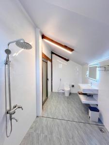 a bathroom with a shower and a toilet at An Tiên Ecolodge in Tân Phú