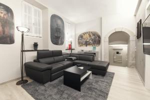 a living room with a couch and a table at Suite del Pirata in Gargnano