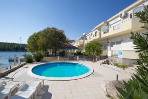 Swimmingpoolen hos eller tæt på Apartments Duje Ribnica