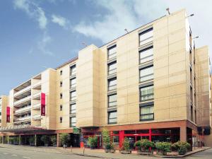 a large building on a street in front of a building at Mercure Biel in Biel