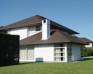 a white house with a brown roof at Guesthouse Thibault in Gistel