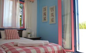 マクリ・ギアロスにあるCybele Apartmentsのベッドルーム1室(ベッド1台、タオル2枚付)