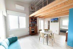 a kitchen and dining room with a table and chairs at Mhometredici Guest House - Camere moderne a Sestu vicino aeroporto Cagliari e Policlinico in Sestu