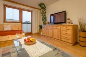 Sala de estar con un bol de fruta y TV en Appartement Stuibenfallblick en Umhausen
