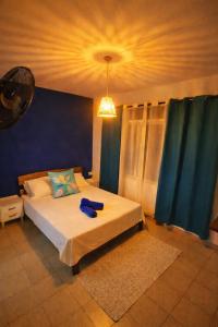 a bedroom with a bed with a blue wall at Horizon Blue GRAND Var in Rodrigues Island
