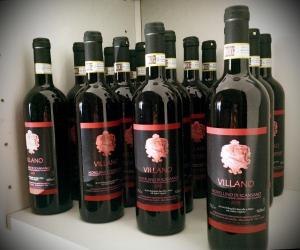 un groupe de bouteilles de vin assises sur une étagère dans l'établissement Agriturismo San Giusto, à Montiano
