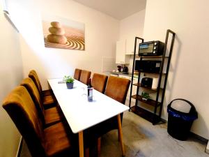 a dining room with a white table and chairs at Schwert City Loft S41 2 BAD 2 WC 4 Schlafzimmer in Verden
